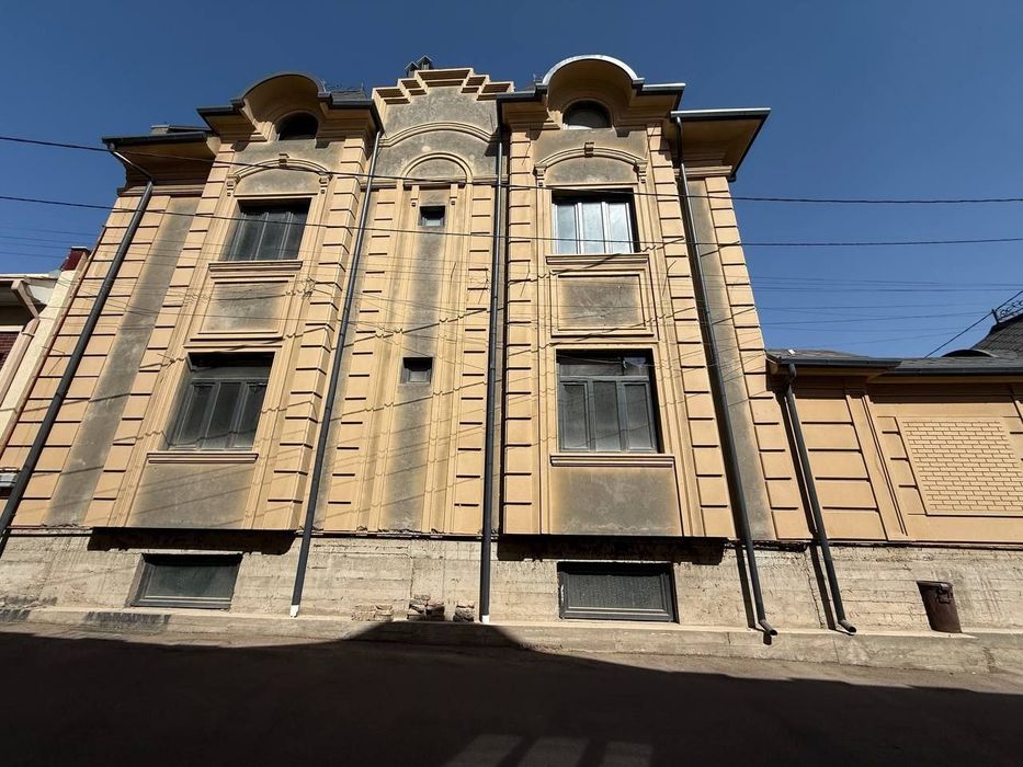 Продается дом состояния коробка.