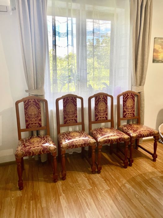 Vând 4 scaune baroc din lemn natural