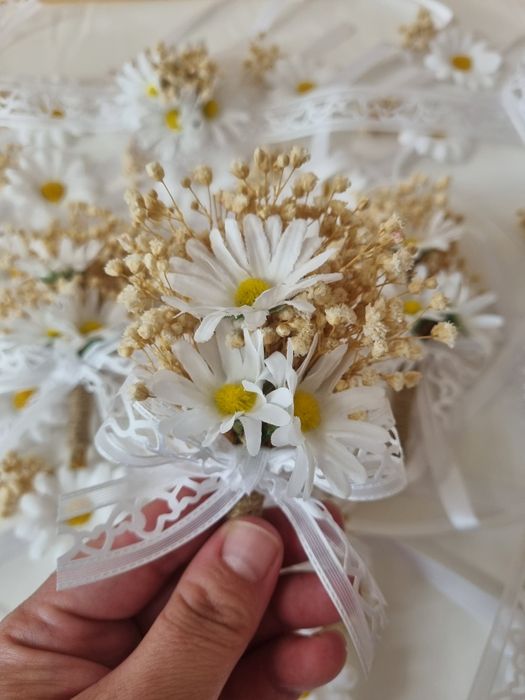 Нежни бутониери за ревер гривни булчински букет сватба