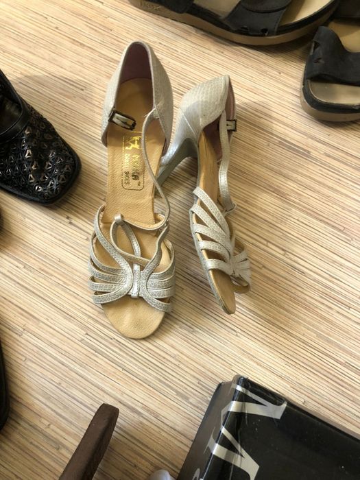 Продам женскую обувь