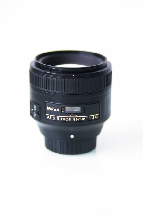 Vand sau schimb un obiectiv NIKON 85 mm f1.8 stare perfecta