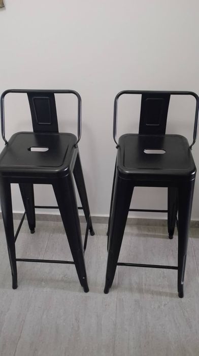 Două scaune de bar