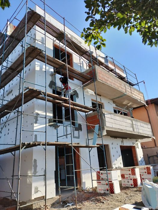 Echipa de meseriași Case la roșu / la gri sau la cheie  Izolații fațade cu polistiren sau vată Renovări case / apartamente  Lucrări de calitate !
