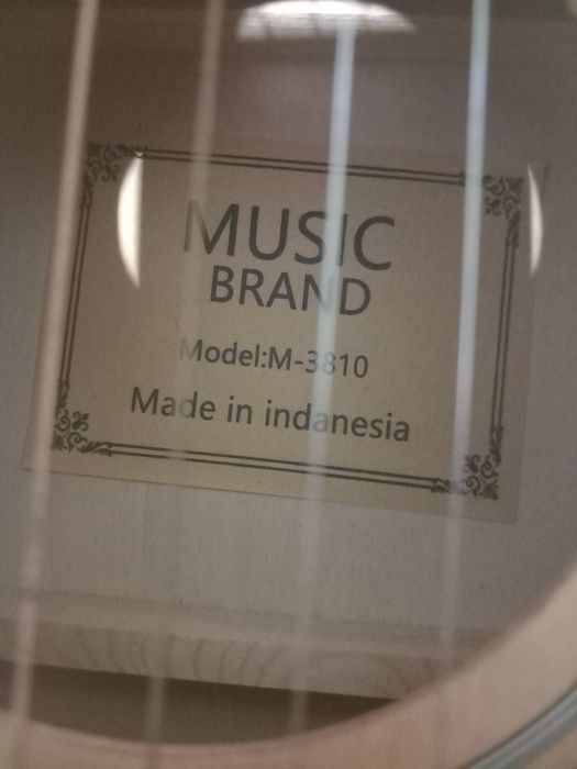 Akustik gitara sotiladi.Haqiqiy Indoneziyaniki.