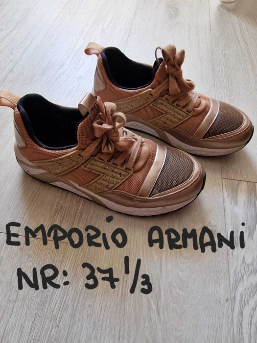 Vând adidași in stare foarte bună.