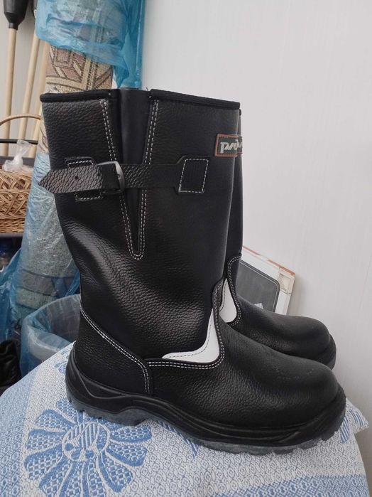 Сапоги рабочие кожаные.