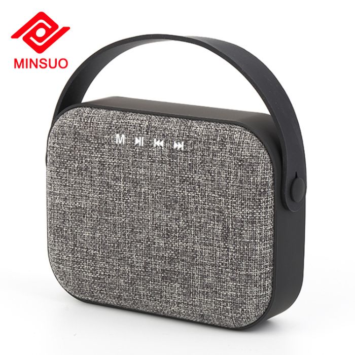 Блутут колонка говорител с текстилна обвивка и гумирана дръжка.