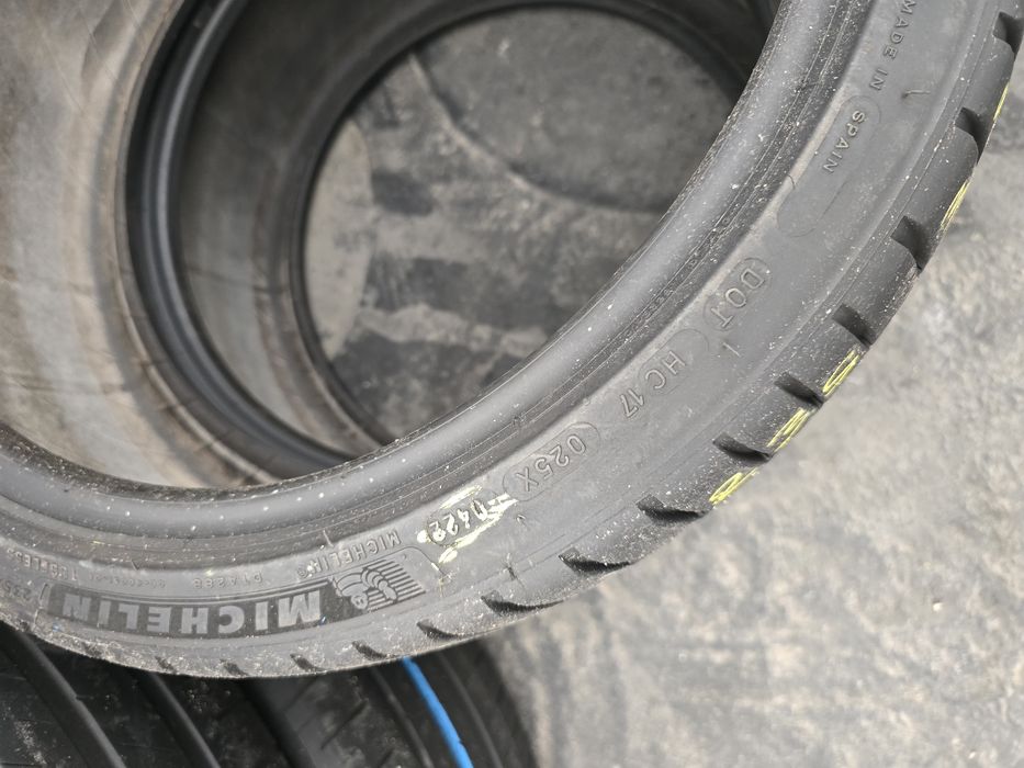 235 35 19 michelin