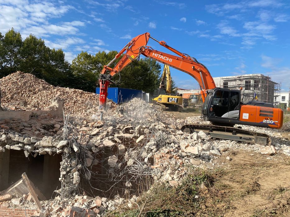 EXCAVATOR de închiriat , echipat cu , cupa 1,8m3 si picon 2 tone