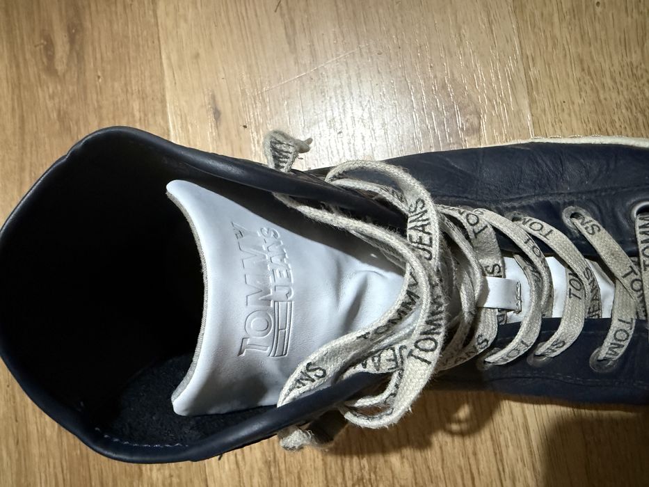 se vinde TOMMY JEANS