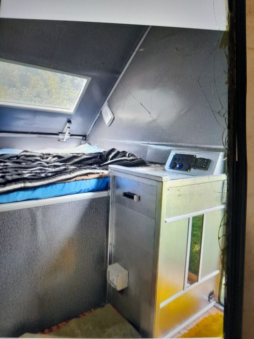 Mini-Rulotă Off-Grid Tip „A-Frame” – Pliabilă și Dotată Complet