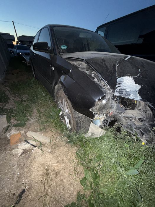 Audi A3 1.9 TDI avariat față + lateral / pornește / automat