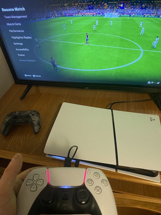 Vand playstation 5 plus doua manete, pret fix