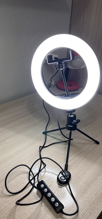 Продам кольцевую Led-лампу на штативе!