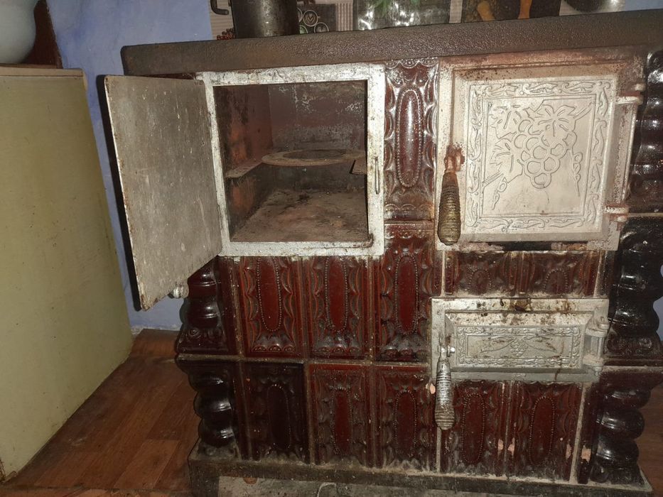 Vând sobă de teracotă cu plită și cuptor