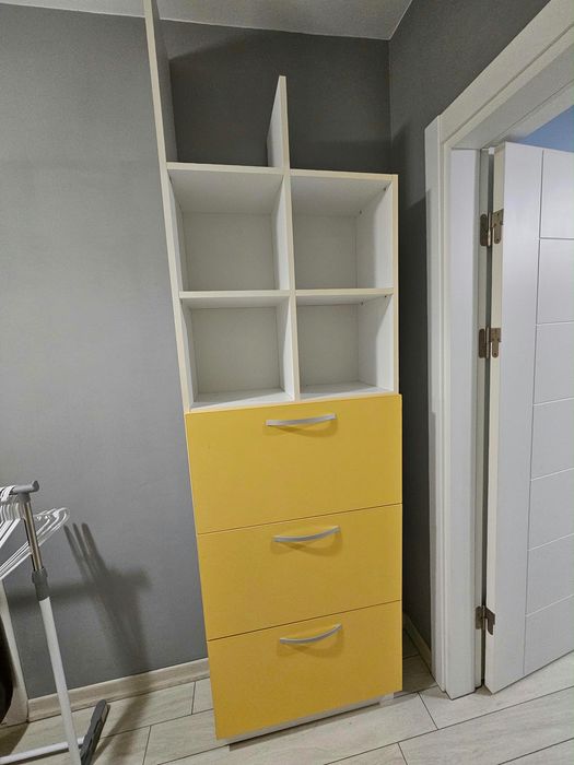 Dulap hol/mansardă alb cu galben