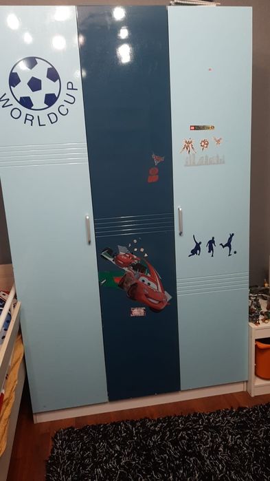 Продам стол  и шкаф подростковые