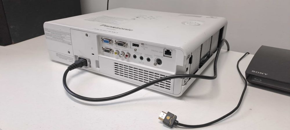 Panasonic PT VW 431 D videoproiector folosit 7 ore film muzica