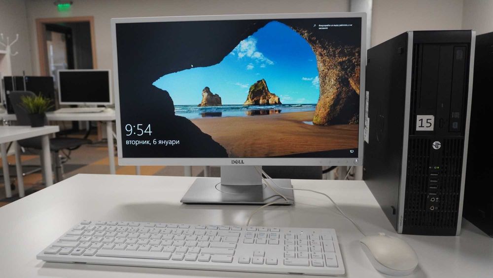 Компютри с монитор, мишка и клавиатура