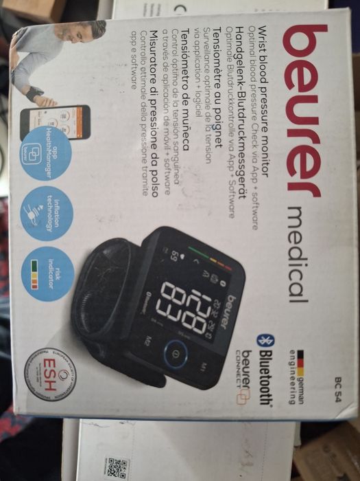 tensiometru de încheietură Beurer BC 54 digital, care include un afișaj cu fundal negru și conectivitate Bluetooth pentru transferul datelor.