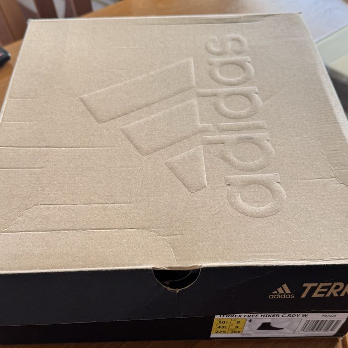Продава чисто нови туристически водоустойчиви  обувки "Adidas"