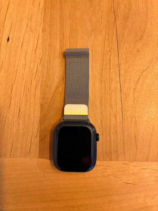Apple watch series 11 46 mm black with gold strap