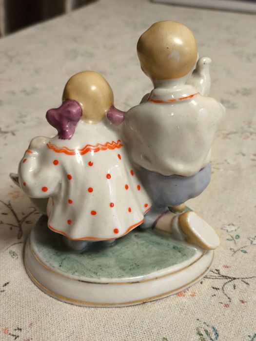 Статуэтка СССР Дети кормят голубей