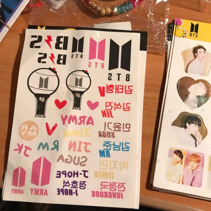 Аксессуары с корейской группой BTS
