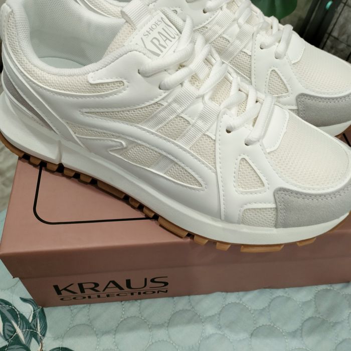 Продам кроссовки женские