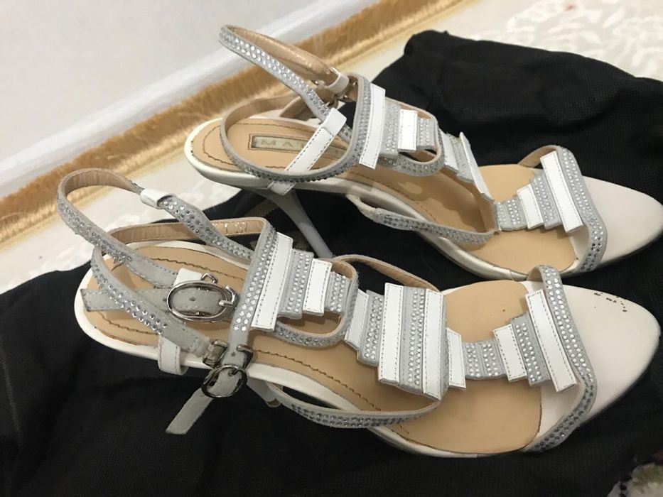 Элегантные кожаные босоножки