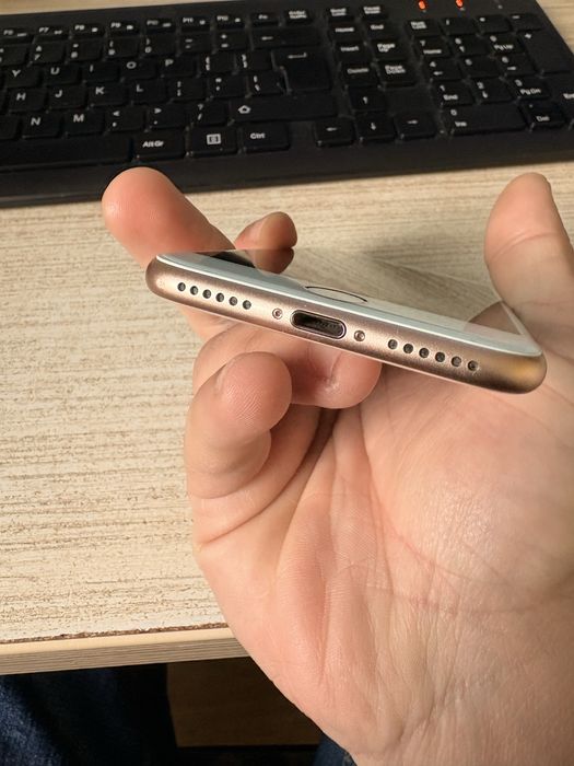 Vand Iphone 8 impecabil!