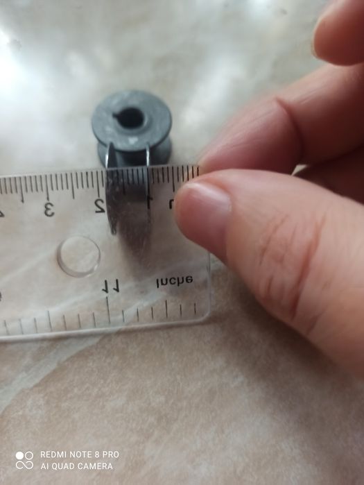 Два вида шпилек для  швейной машинки