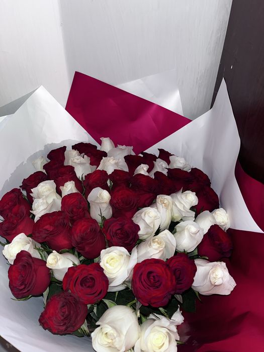 Роза былый и карсный букет