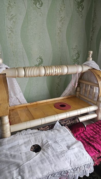 Beshik, yongʻoq yogʻochidan