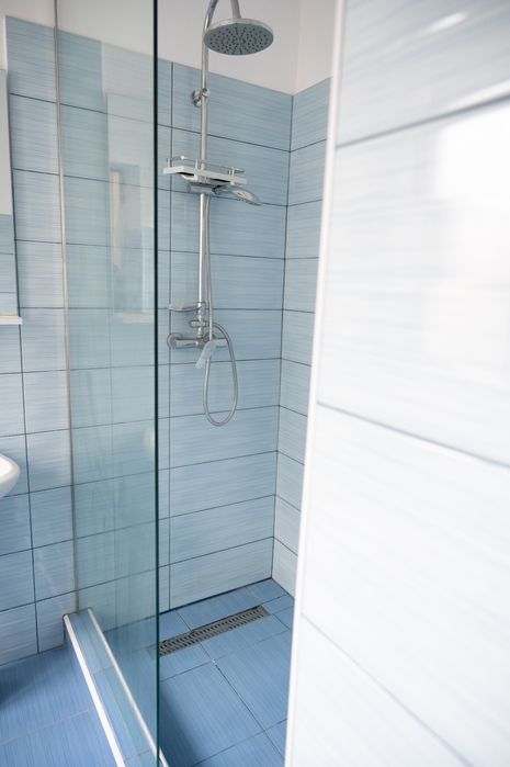 Închiriez apartament elegant, central, cu curte și intrare individuala