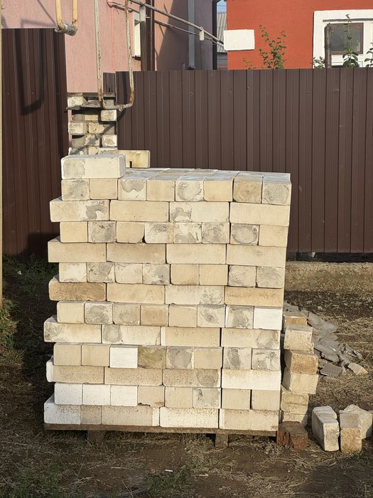 Продам б/у кирпич  450 шт