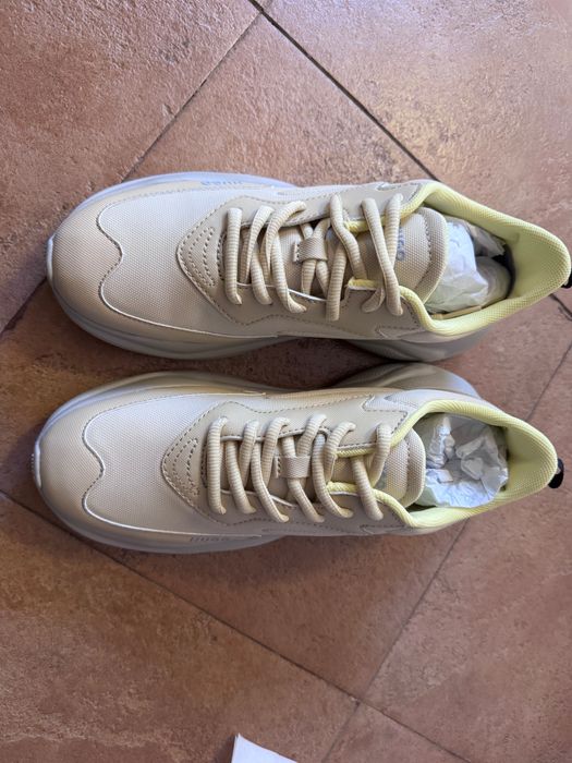 Hugo Маратонки чисто нови