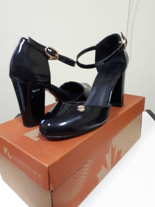 Продам кожаные женские туфли.