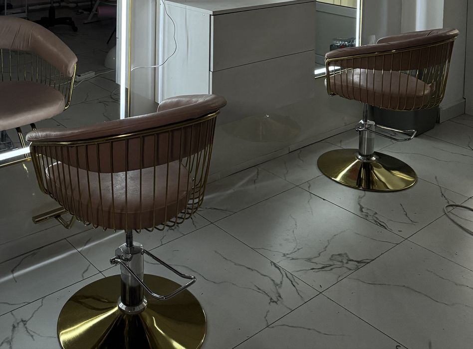 2 стула для парикмахера