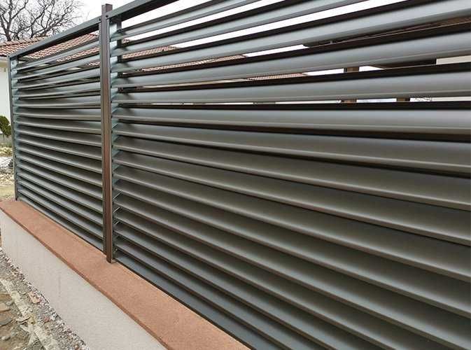 Garduri si porti de diferite modele si dimensiuni (sipca metalica, panou stil jaluzele, tabla cutata, plasa bordurata, BCA sau beton si alte modele)