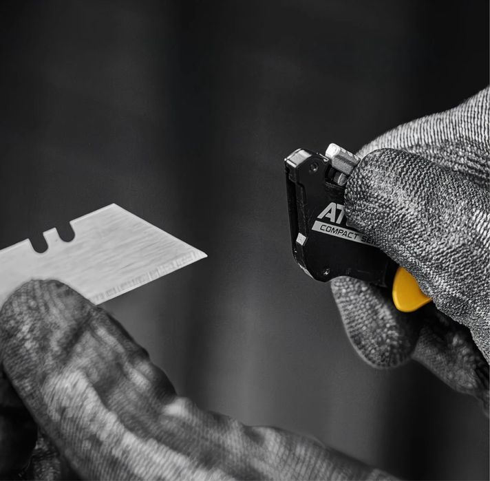 Нож Dewalt atomic