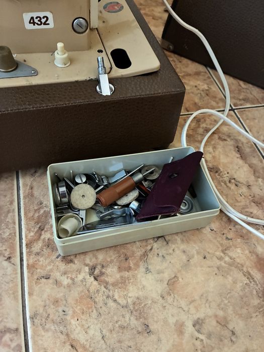 Mașină de cusut Łucznik 432 vintage, completă și funcțională