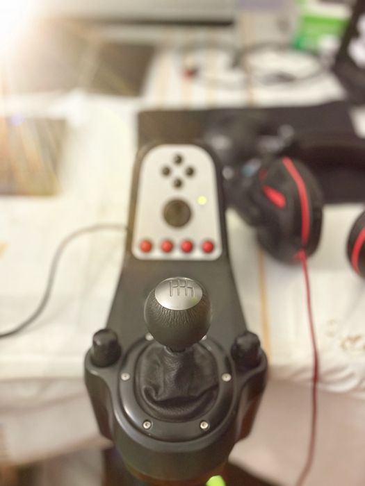 Игровой руль Logitech G27