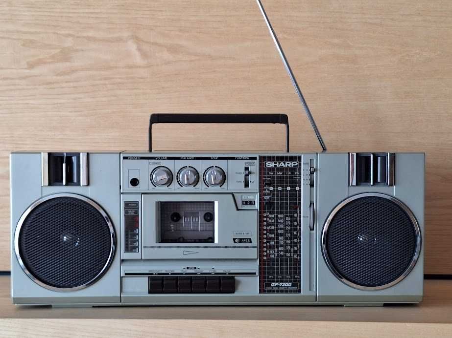 Стерео радиокасетофон Sharp GF-7300HG. Всичко работи, като нов.