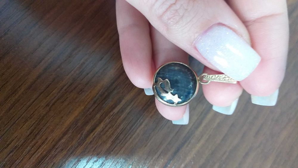 Золотой кулон с камнем