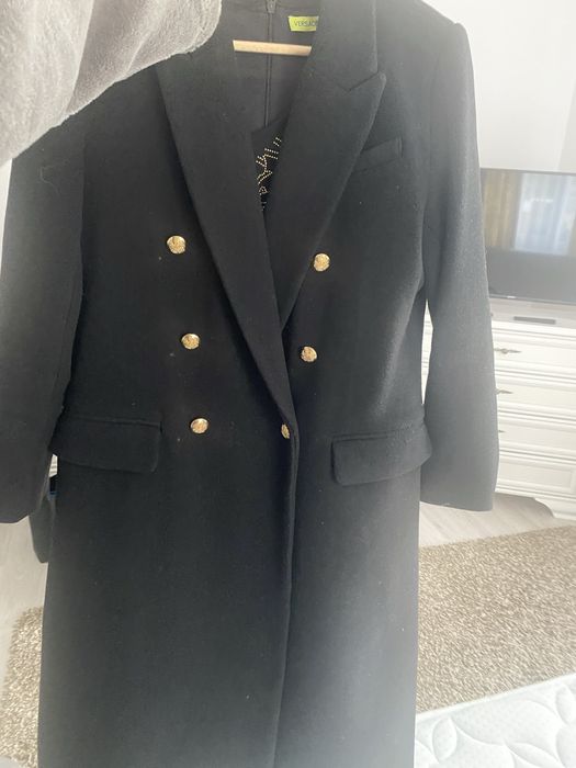 Palton elegant negru.