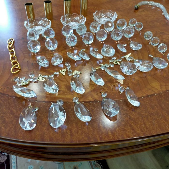 Запасные детали к хрустальной люстры.