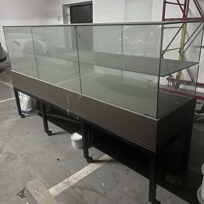 Витрина стеклянный