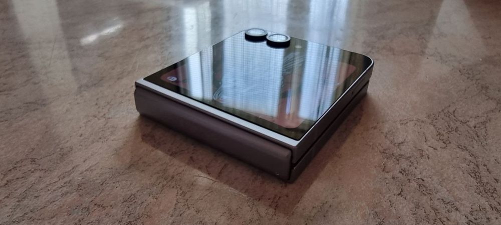 Samsung Flip Z6.