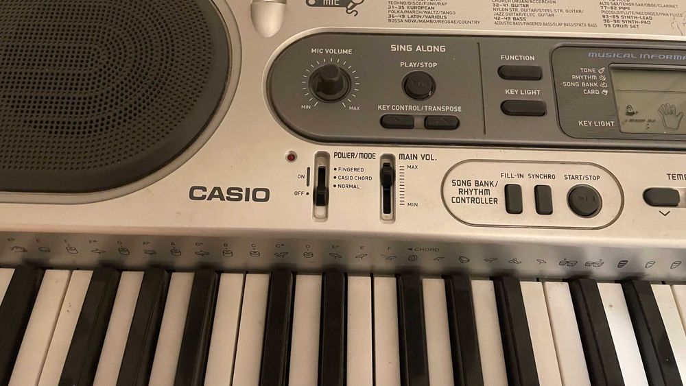 Продавам синтезатор, йоника, ел. пиано Casio LK-70s
